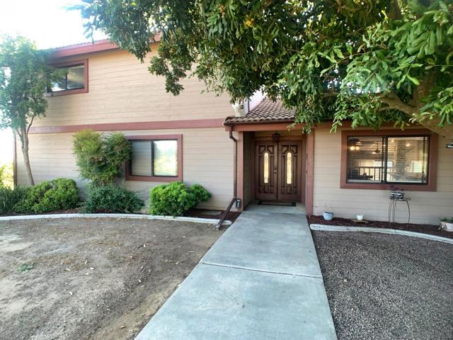 27332 Cool Water Ranch RD, Valley Center CA: https://media.crmls.org/mediaz/92784aee-96e0-4131-8c93-230dbd46c294.jpg