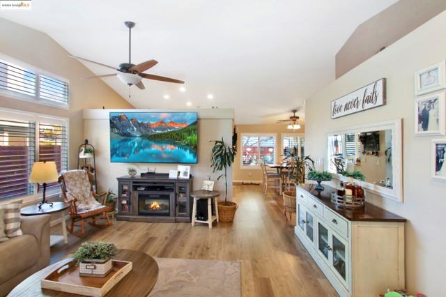 3050 Browning Ct, Brentwood CA: https://media.crmls.org/mediaz/92792885-d095-4441-a3d8-d03a9bdd771c.jpg