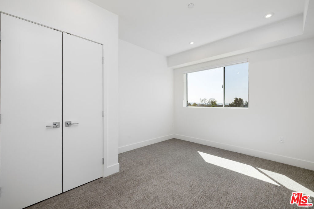 https://media.crmls.org/mediaz/9279a0e0-6700-4cc9-9802-9928b72082bd.jpg?preset=X-Large