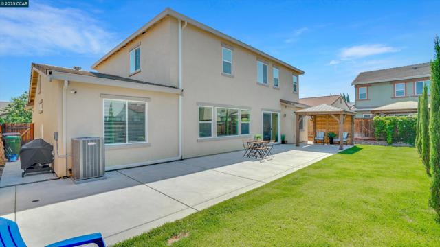 719 Jennifer St, Brentwood CA: https://media.crmls.org/mediaz/9279f5c7-4893-4884-bdad-5486f84262ac.jpg