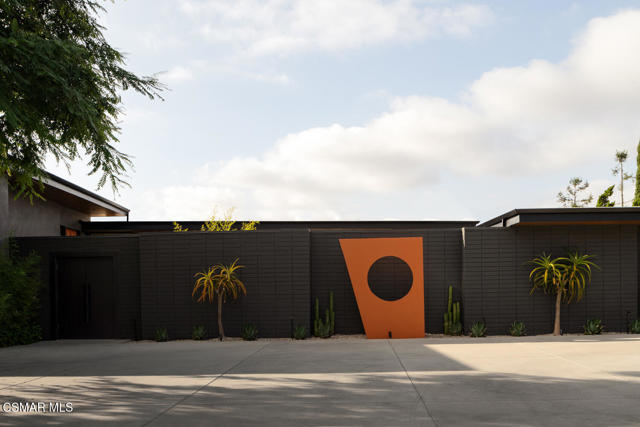 821 Emerson Street, Thousand Oaks CA: https://media.crmls.org/mediaz/927ad503-d1cc-40da-bab5-519c8bb42c15.jpg