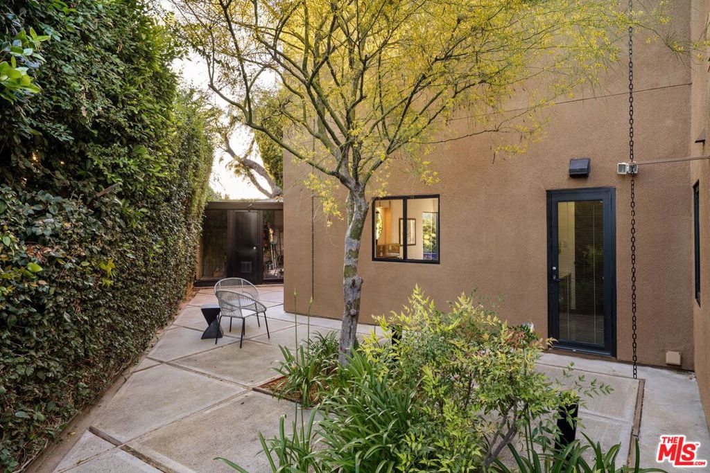 https://media.crmls.org/mediaz/927b10f3-02cf-42bd-aebd-78f195ad2a23.jpg?preset=X-Large