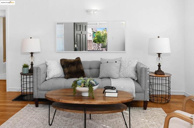 3008 Deakin St, Berkeley CA: https://media.crmls.org/mediaz/927c15df-fc37-4340-91bf-d8b514b9f7e6.jpg