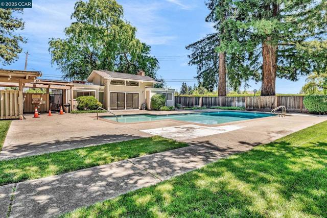 1081 San Ramon Valley Blvd, Danville CA: https://media.crmls.org/mediaz/927c3a7e-5840-4033-8905-11e5e6c51a40.jpg