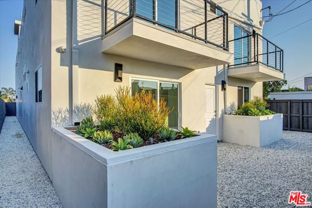 2419 S Cochran Avenue, Los Angeles CA: https://media.crmls.org/mediaz/927c8410-63a5-4272-ae39-56b4354c92da.jpg