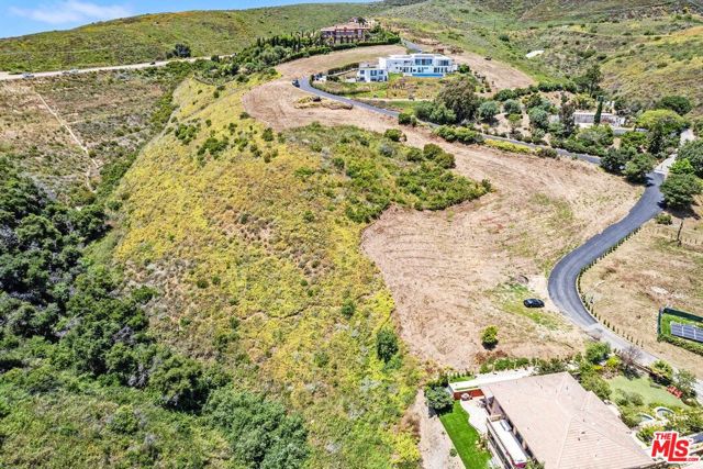 1 Via Acero Street, Malibu CA: https://media.crmls.org/mediaz/927d3e54-6b01-4fe7-9274-c364121e166b.jpg