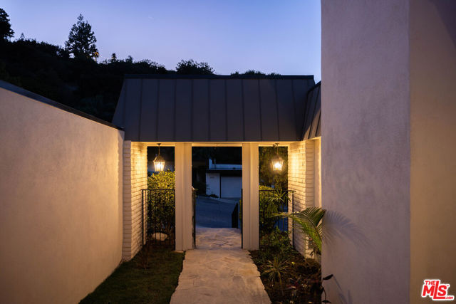 3546 Weslin Avenue, Sherman Oaks CA: https://media.crmls.org/mediaz/927d7580-5663-44de-bd9e-6b90b3a8cff8.jpg