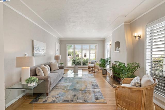 2806 Clay St, Alameda CA: https://media.crmls.org/mediaz/927da1f6-e3ce-4bf4-965c-7bcd01e4cf2a.jpg