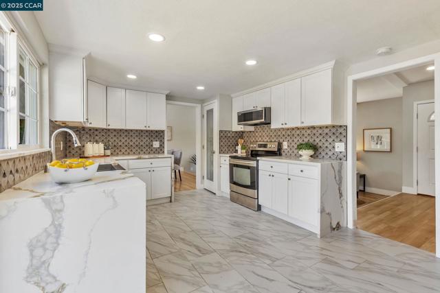 2782 Canyon Creek Dr, San Ramon CA: https://media.crmls.org/mediaz/927e5415-5c71-4441-8ec9-1a8ec16282b4.jpg