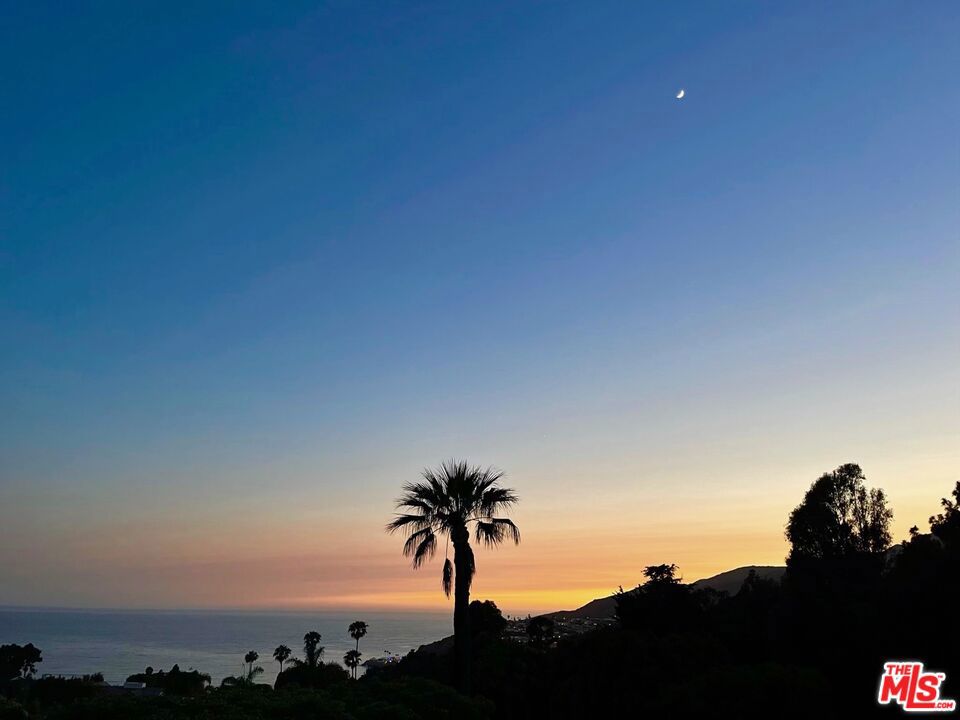 https://media.crmls.org/mediaz/927f9eee-863e-459b-83fd-4ee4945fad8b.jpg?preset=X-Large