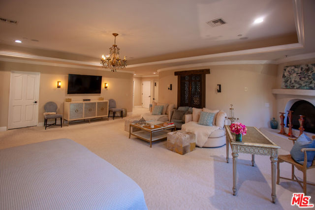 3501 Caribeth Drive, Encino CA: https://media.crmls.org/mediaz/927fa177-8ba5-48c6-843d-b365c85ec492.jpg