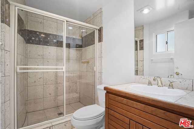 32215 Pacific Coast Highway, Malibu CA: https://media.crmls.org/mediaz/9280095d-a750-46bb-86a7-63f0d51a3bb0.jpg