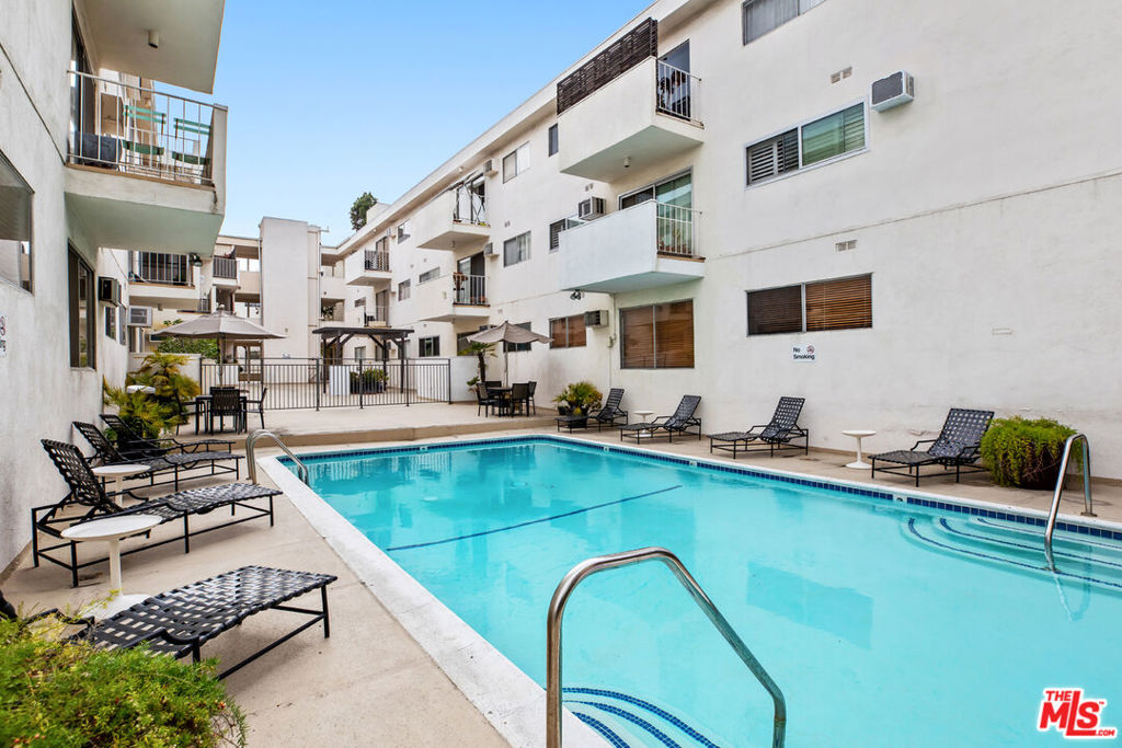 960 Larrabee Street #214