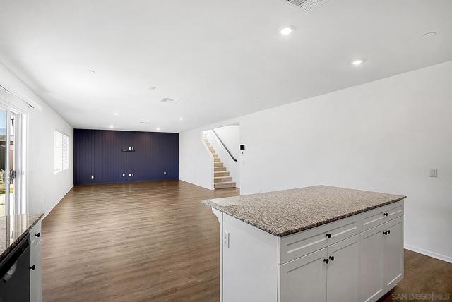 1428 Wild Prairie Way, Hemet CA: https://media.crmls.org/mediaz/92821426-93f9-401e-9652-ac9285e1962c.jpg