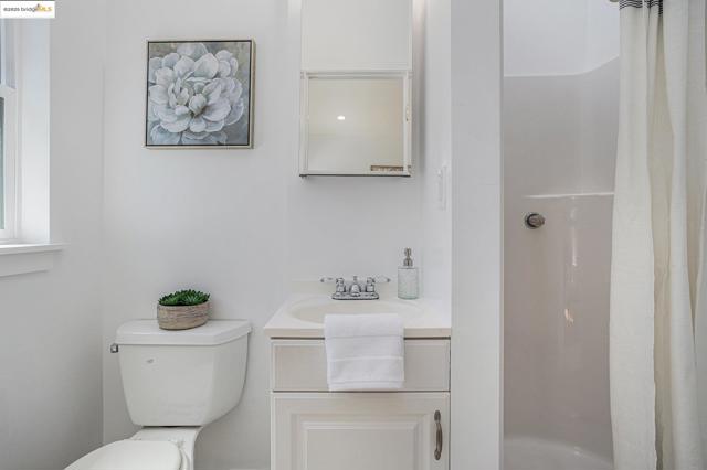 879 45Th St, Oakland CA: https://media.crmls.org/mediaz/92839152-861c-406d-9363-185f321e3847.jpg