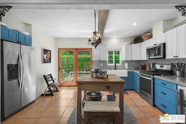 284 E Ocotillo Avenue, Palm Springs CA: https://media.crmls.org/mediaz/9283d51e-6eee-41b7-9936-21a21bbd3119.jpg