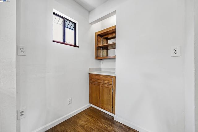 1137 Post St, Alameda CA: https://media.crmls.org/mediaz/9284299e-cbed-4a2e-a5e6-03a78a9dc99a.jpg