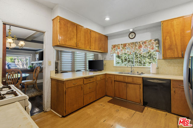 2114 W 28th Street, Los Angeles CA: https://media.crmls.org/mediaz/92844238-fe6a-4689-9bd9-3011403217d5.jpg