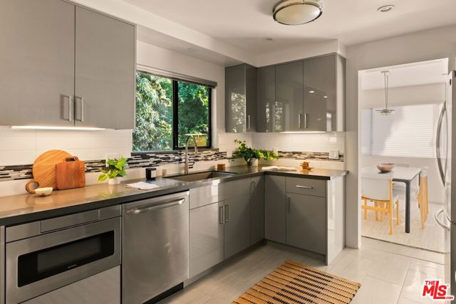 4841 Swinton Avenue, Encino CA: https://media.crmls.org/mediaz/9284678b-0eb7-42d2-b038-7aac868aabe6.jpg