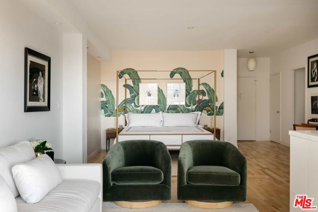 999 N Doheny Drive, West Hollywood CA: https://media.crmls.org/mediaz/9284746f-6f09-41c8-a4d5-da6690308bd3.jpg
