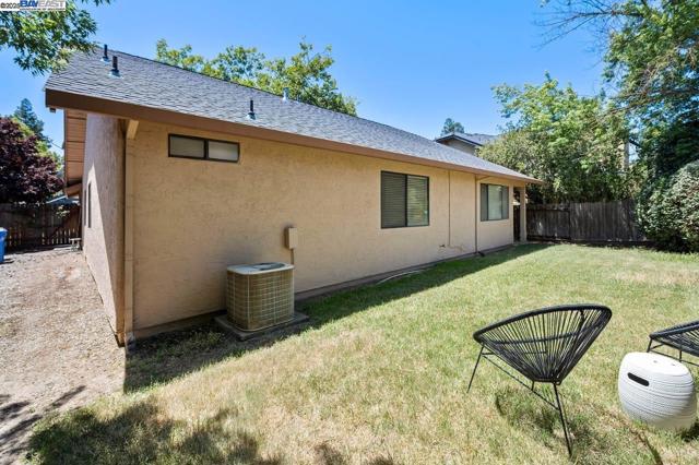5917 Pine Vista Way, Elk Grove CA: https://media.crmls.org/mediaz/9284f35c-dbac-41a0-841e-7fefdcb54b61.jpg