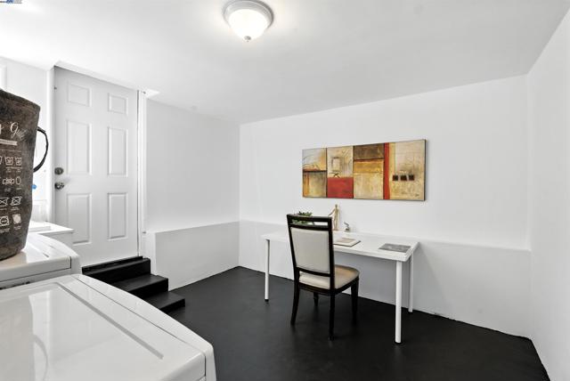 4030 Edwards Ave, Oakland CA: https://media.crmls.org/mediaz/92850e32-086a-43d3-b65d-e5ec9701a744.jpg