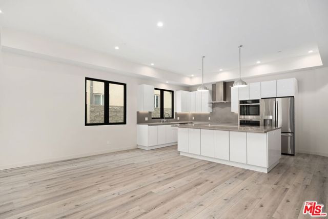 816 N Orange Drive, Los Angeles CA: https://media.crmls.org/mediaz/9285a85f-3bb5-480e-b818-e66cdd0c7592.jpg