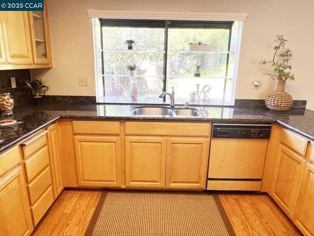 109 Scotts Chute Ct, Richmond CA: https://media.crmls.org/mediaz/9285c223-de78-4e9d-b8a9-cbcdce71d670.jpg
