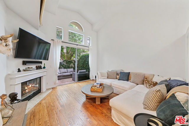 6477 Zuma View Place, Malibu CA: https://media.crmls.org/mediaz/92867b85-8b42-4064-b97b-e9a9ddea8680.jpg