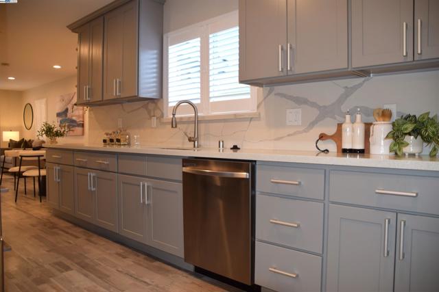 2412 8Th St, Berkeley CA: https://media.crmls.org/mediaz/9286e332-4c58-426c-910b-c8e701fd057d.jpg