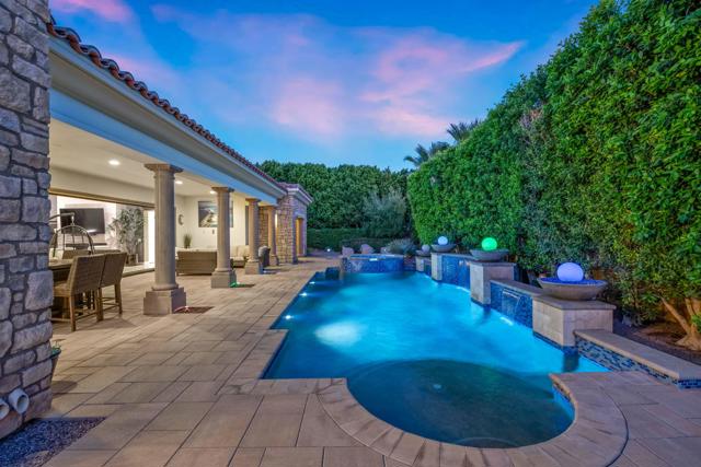 17 Emerald Court, Rancho Mirage CA: https://media.crmls.org/mediaz/9286fc15-59e6-4546-9898-da9f4c695bc3.jpg