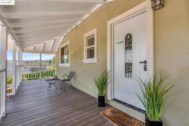 2350 W Shell Ave, Martinez CA: https://media.crmls.org/mediaz/92878298-f1df-4287-a014-988c1468c34e.jpg