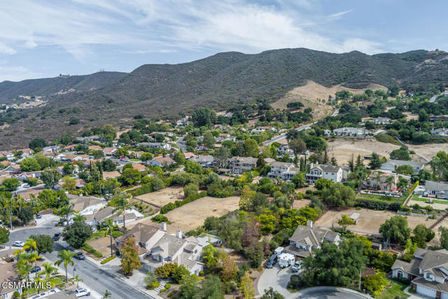 2219 Mapleleaf Avenue, Newbury Park CA: https://media.crmls.org/mediaz/9287ee01-906b-44cf-b291-0d68e762325a.jpg