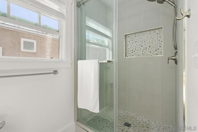 311 B Ave, Coronado CA: https://media.crmls.org/mediaz/92888b13-5d7d-4cc9-b37b-81dc239348a5.jpg