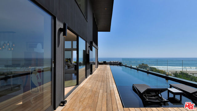 6463 Surfside Way, Malibu CA: https://media.crmls.org/mediaz/9288bac5-cd92-4def-b927-739a53654aa7.jpg