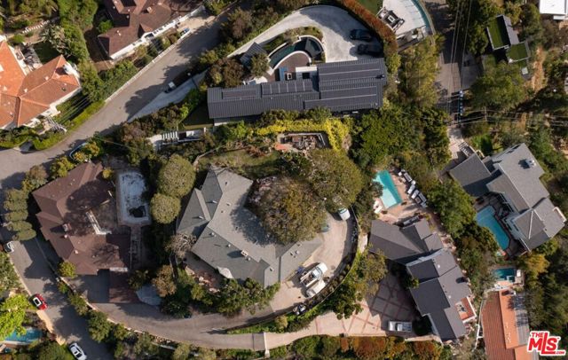 2532 Canyon Oak Dr, Los Angeles CA: https://media.crmls.org/mediaz/9288bb2c-934e-4207-a72c-4f387c69ca60.jpg