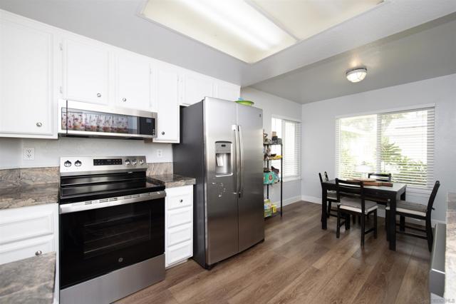 1873 Guilder Gln, Escondido CA: https://media.crmls.org/mediaz/9288ce43-ec6b-401a-979d-998b46bf6db9.jpg