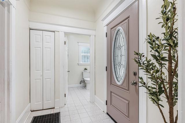 2211 24Th Ave, Oakland CA: https://media.crmls.org/mediaz/92896435-9f0d-4e2f-8a26-ce609f61c295.jpg