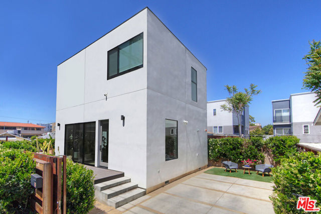 119 N Mountain View Ave, Los Angeles, CA 90026