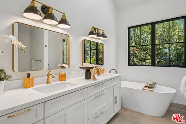 4034 Coolidge Avenue, Culver City CA: https://media.crmls.org/mediaz/9289b535-a53c-44fb-bf8a-fc6c72b3b3b4.jpg