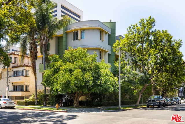 1601 S Bentley Avenue, Los Angeles CA: https://media.crmls.org/mediaz/928a00a9-5449-47cd-a6dd-e46034b5be77.jpg