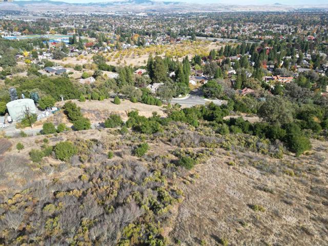 3984 Foothill Rd, Pleasanton CA: https://media.crmls.org/mediaz/928b0ebf-1c0c-4ede-b59c-85391df0bb72.jpg