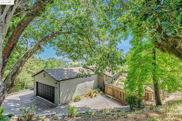 3336 Oak Ct, Lafayette CA: https://media.crmls.org/mediaz/928b1537-5495-41f9-920c-f7d9993090f7.jpg
