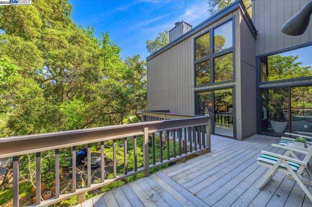 391 Oak Ln, Pleasanton CA: https://media.crmls.org/mediaz/928bcedf-b295-4bfa-9ae6-403a51b7d7af.jpg