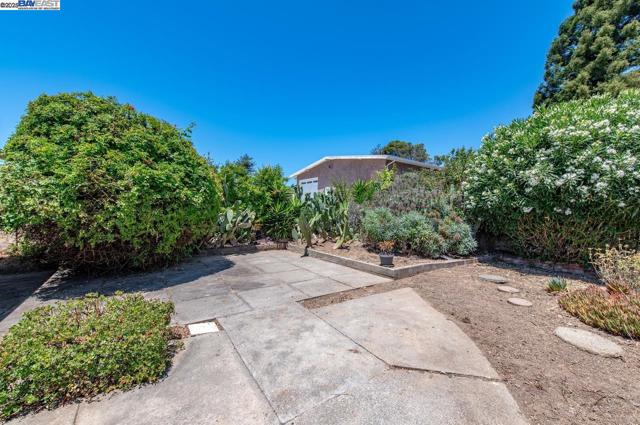 17673 Dorson Ln, Castro Valley CA: https://media.crmls.org/mediaz/928c2b4f-9fbd-47c7-9e43-91e59eb39add.jpg