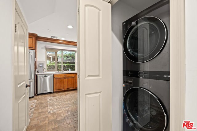 272 N Chester Avenue, Pasadena CA: https://media.crmls.org/mediaz/928c2bf0-c342-4963-a492-d6f45c799866.jpg