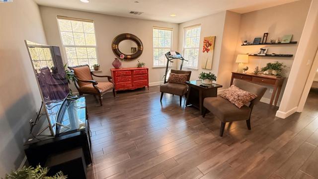 131 Lusitano Way, Gilroy CA: https://media.crmls.org/mediaz/928c62ee-13c3-4504-85e1-04754079cf94.jpg
