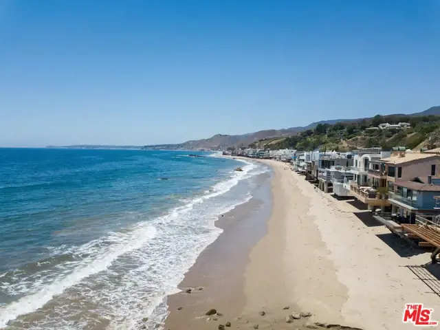 24608 Malibu Road, Malibu CA: https://media.crmls.org/mediaz/928f9ce5-b58c-43bf-a4f9-f5f692e14248.jpg