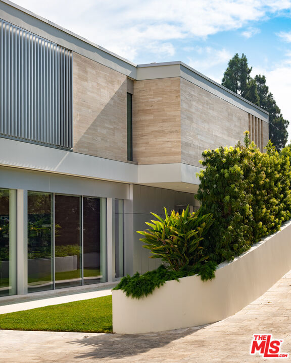 642 Perugia Way, Los Angeles CA: https://media.crmls.org/mediaz/928fc76c-e66f-41da-8a89-6ccddb4f027f.jpg