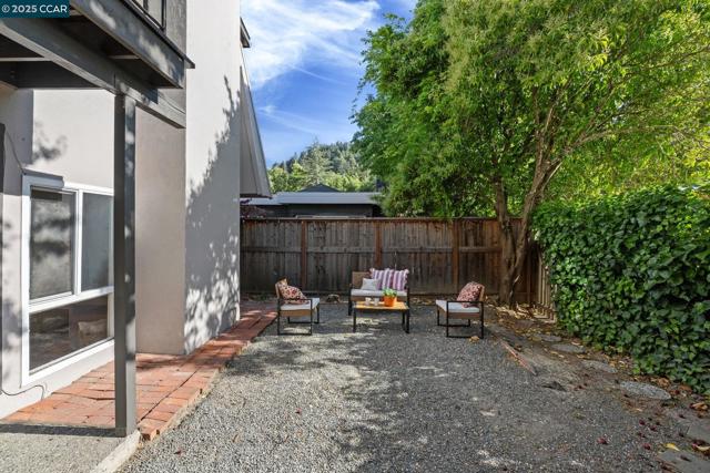 9 Glen Dr, Fairfax CA: https://media.crmls.org/mediaz/92904225-de18-4e9a-bd0e-6c87904ce415.jpg